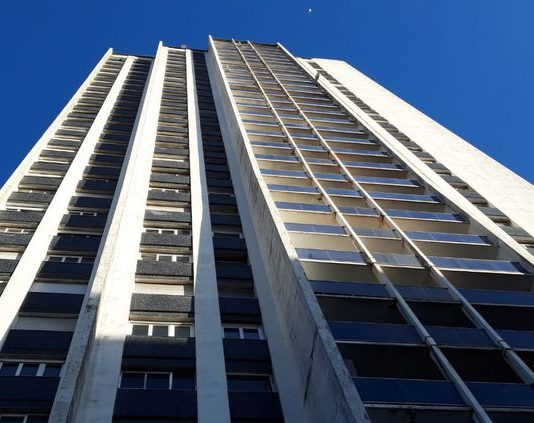 Hunderte Bewohner werden aus einem einsturzgefährdeten 32-stöckigen Hochhaus evakuiert