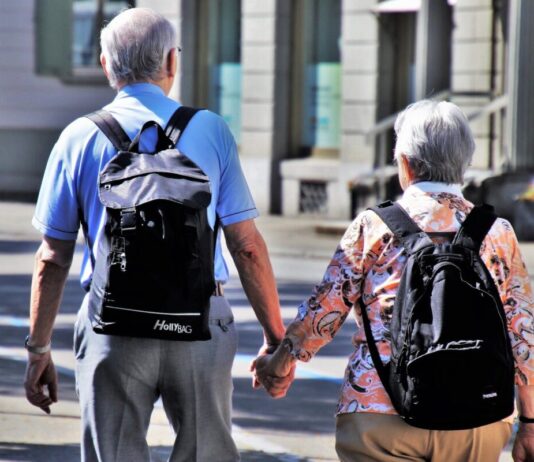 Omikron-Variante: WHO rät älteren Menschen von Reisen ab Senioren_Wohnen