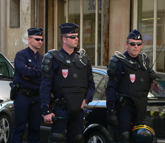 Calais: 15 Polizisten nach Zusammenstößen mit Migranten ins Krankenhaus eingeliefert