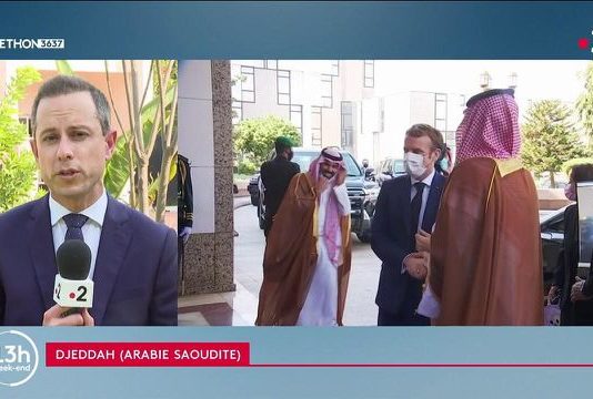 Saudi-Arabien: Händedruck zwischen Emmanuel Macron und dem saudischen Kronprinzen