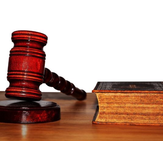 Gibt es in Frankreich nur halb so viele Richter wie in Deutschland? Justiz_Illustration