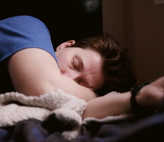 Covid-19: Ein neues Symptom der Omikron-Variante, das nur in der Nacht auftritt?