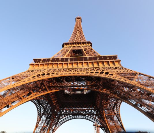 Morgendlicher Nervenkitzel: Drei Männer erklimmen den Eiffelturm – einer springt mit dem Fallschirm Eiffelturm