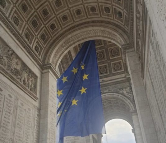EU-Flagge unter dem Arc de Triomphe: Erste politische Polemik im neuen Jahr