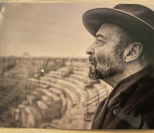 Der Fotograf René Robert stirbt mitten in Paris: Er liegt 9 Stunden auf der Straße, ohne dass jemand eingreift