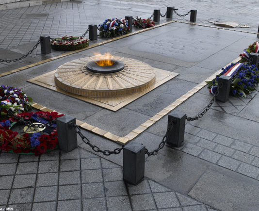 Emmanuel Macron entzündete die Flamme unter dem Arc de Triomphe zum Gedenken an den Holocaust