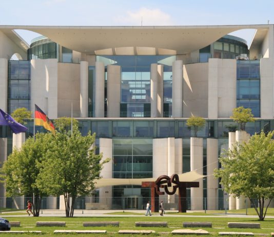Emmanuel Macron trifft am Dienstag in Berlin den deutschen Bundeskanzler Olaf Scholz
