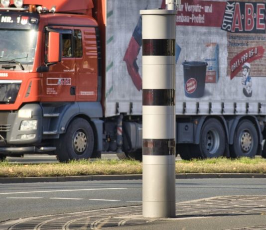 Verrücktes Radargerät blitzt mehr als 50.000 Autofahrer – in der falschen Fahrtrichtung Strassenverkehr_Radar_Illustration