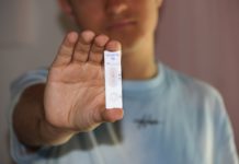 Eltern sind des Gesundheitsprotokolls überdrüssig und schreiben falsche Bescheinigungen für Selbsttests aus