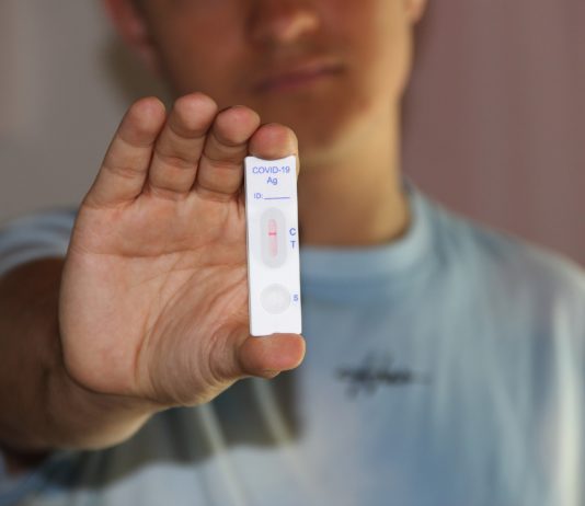 Eltern sind des Gesundheitsprotokolls überdrüssig und schreiben falsche Bescheinigungen für Selbsttests aus