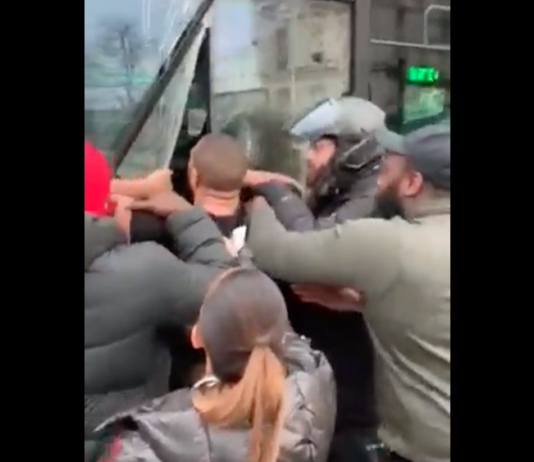 Schockierende Bilder von einem Autofahrer in Paris, der einen Busfahrer brutal verprügelt