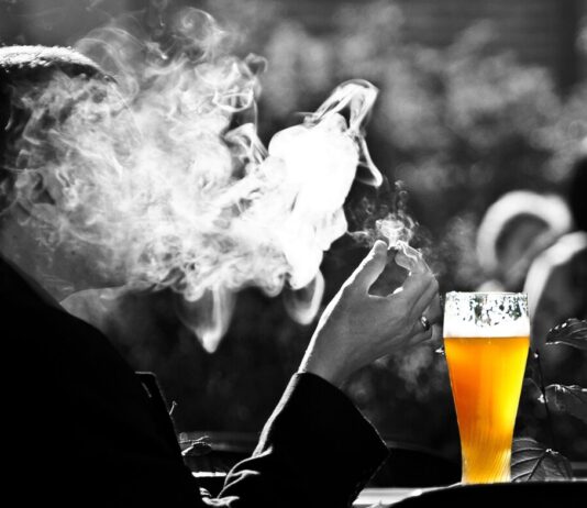 Covid-19: Rauch kann das Virus 8 Meter weit tragen Rauchen_Terrasse_Illustration