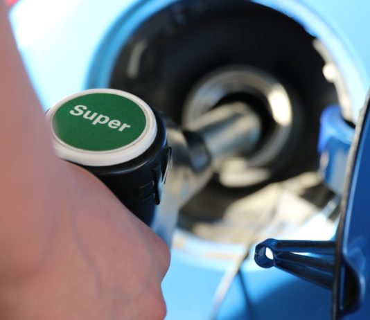 Ferien und Benzinknappheit: Gibt es an Autobahntankstellen in Okzitanien genügend Treibstoff? Tanken_Benzinpreis_Illustration