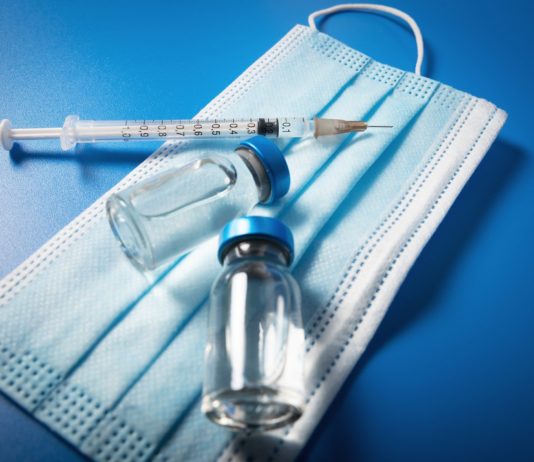 Covid-19-Impfung: 2. Auffrischungsdosis auf alle gefährdeten Erwachsenen und schwangeren Frauen ausgeweitet Maske_Impfung_Illustration