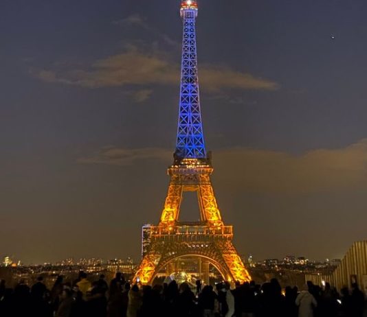 Ukraine: Der Eiffelturm leuchtete gelb und blau „zur Unterstützung der ukrainischen Bevölkerung“