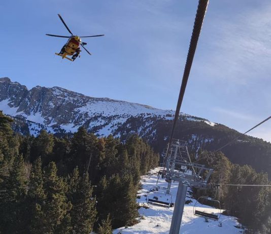 Pyrénées-Orientales: 44 Skifahrer mit Helikopter aus Skilift gerettet