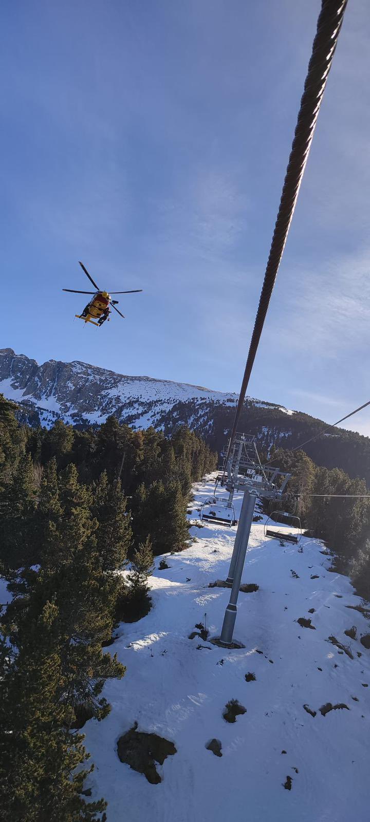 Pyrénées-Orientales: 44 Skifahrer mit Helikopter aus Skilift gerettet