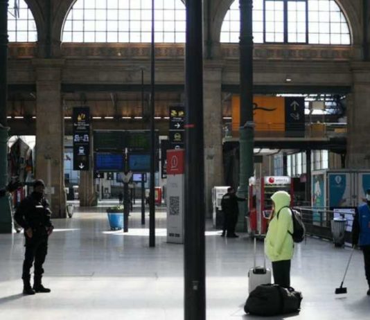 Paris: Mann mit Messer bedroht Polizisten im Gare du Nord und wird erschossen