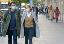 Covid-19: Herbstwelle hält an und Krankenhauseinweisungen nehmen zu Maske_Strasse