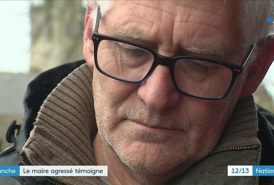 Wegen Unterstützung für Emmanuel Macron wird ein Bürgermeister dreimal angegriffen