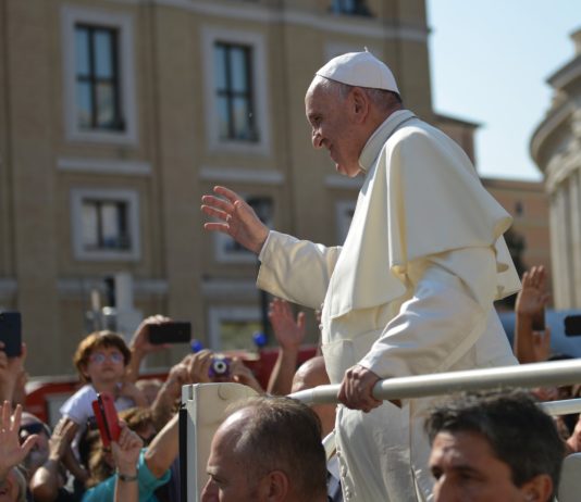 Covid-19: Wie stehen die katholische und die orthodoxe Kirche zur Impfung?