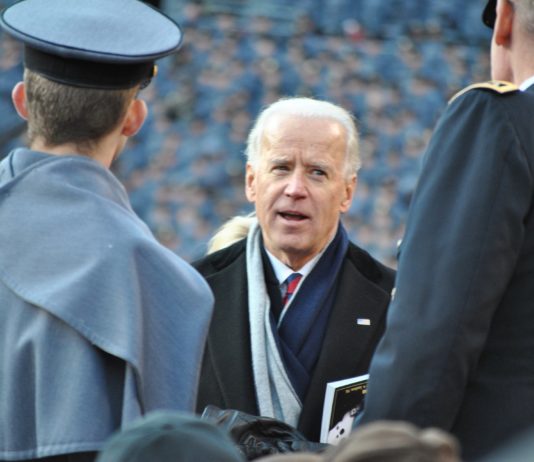 Ukraine-Krieg: Emmanuel Macron will nicht wie Joe Biden Wladimir Putin als „Schlächter“ bezeichnen