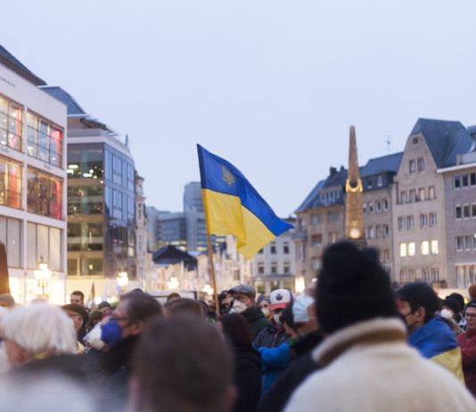 Ukraine-Krieg: Hersteller in Frankreich werden von Bestellungen für ukrainische Flaggen überschwemmt