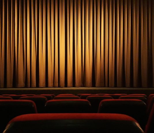 Besuch mit unerwarteten Folgen: Panik in der Cinémathèque française wegen Bettwanzen Kino_Illustration