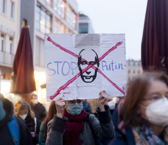 Ukraine-Krieg: Wladimir Putin sagt zu Emmanuel Macron, dass er seinen Kampf gegen die „Nationalisten“ „kompromisslos“ fortsetzen werde