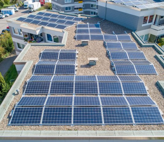 In Quimper produzieren die Dächer von Geschäften grüne und lokale Energie