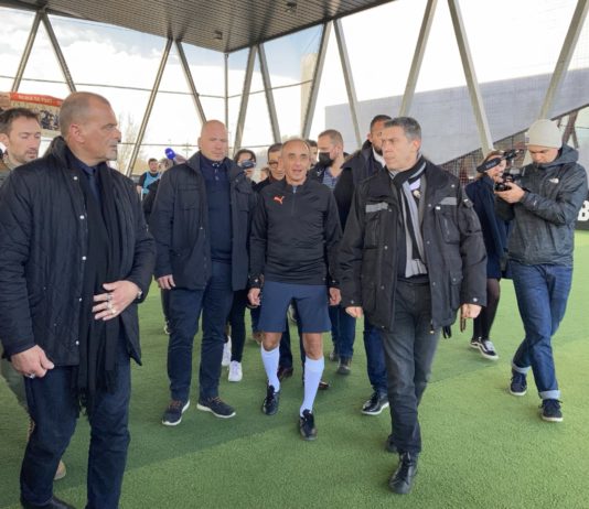 Eric Zemmour wird von Zidanes Fußballplatz in Aix-en-Provence geworfen