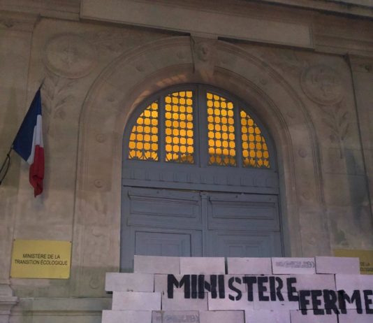 Etwa 30 Aktivisten bauen eine symbolische Mauer vor dem Ministerium für ökologischen Übergang