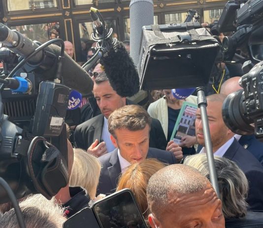 Sicherheitsmaßnahmen für Politiker: Ein Blick auf Frankreichs Schutzmechanismen Macron_Bad_in_der_Menge