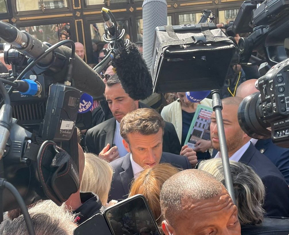 Saint-Denis: Emmanuel Macron nimmt ein Bad in der Menge und spricht mit den Menschen