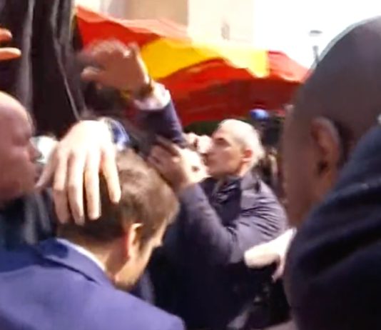 Emmanuel Macron wird in Cergy mit Tomaten beworfen