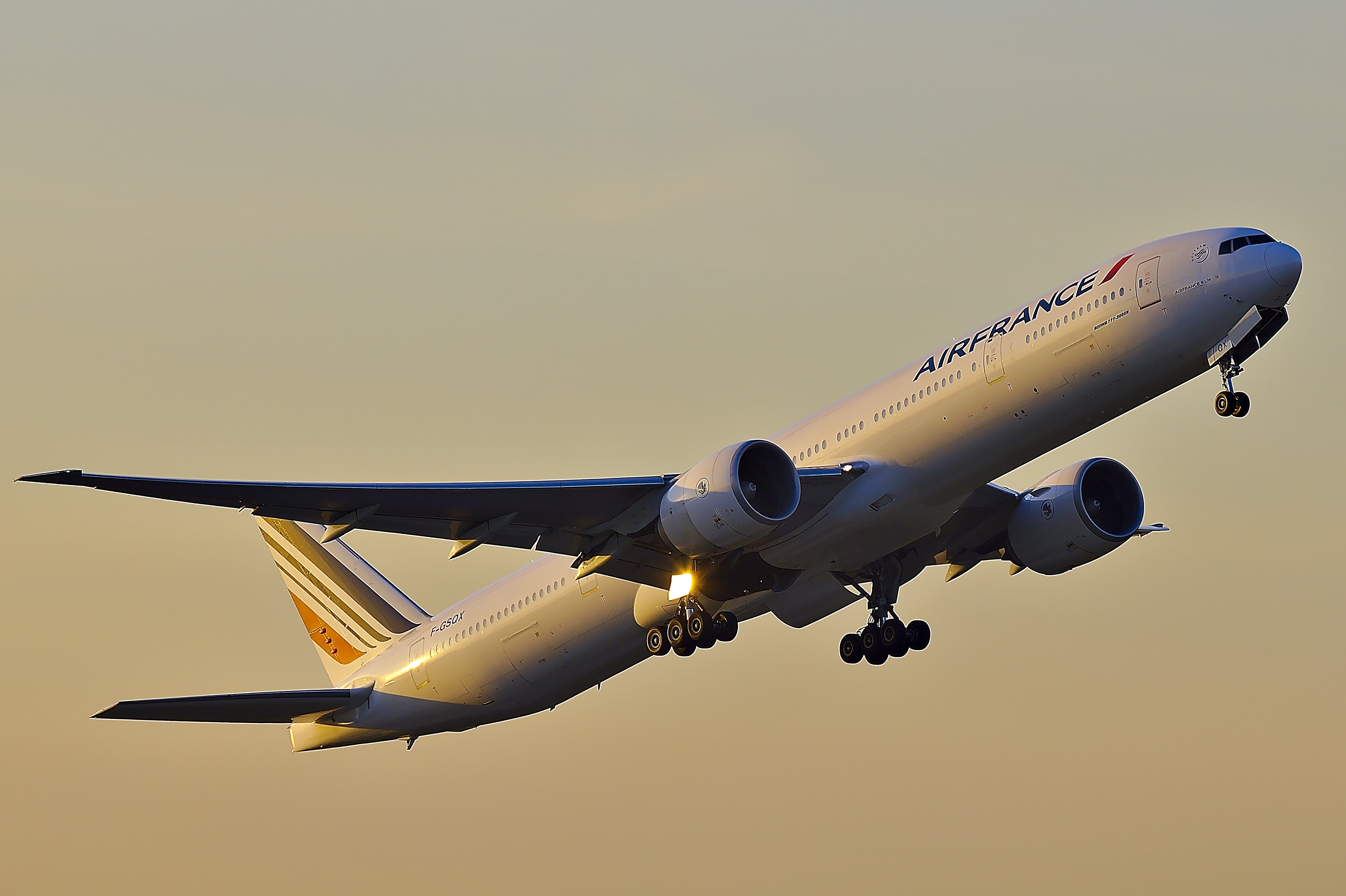 New York - Paris entgeht nur knapp dem Absturz: Albtraum der Air-France-Crew einer Boeing 777