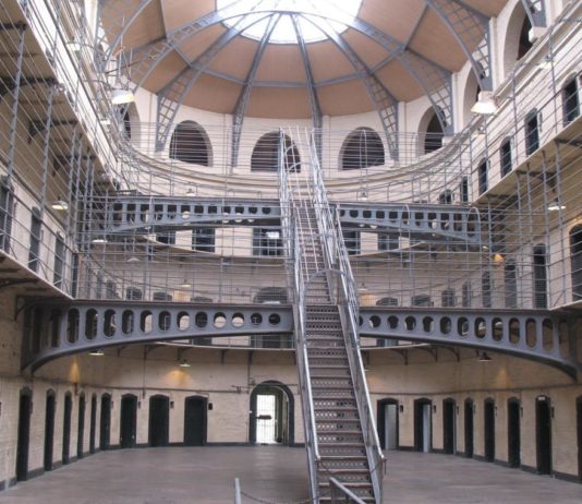 Frankreich: 84 wegen Terrorismus verurteilte Häftlinge seit Jahresbeginn aus Gefängnissen entlassen Gefängnis_Illustration