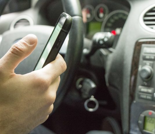 Verkehrssicherheit: Rekordverdächtige 80% der französischen Autofahrer nutzen Handy am Steuer