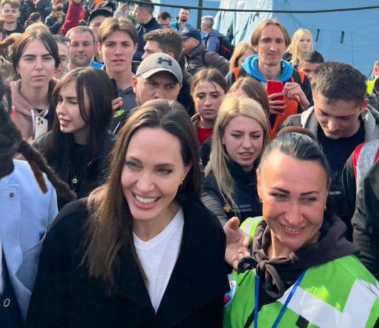 Angelina Jolie besucht Lviv und spricht mit Kriegsvertriebenen