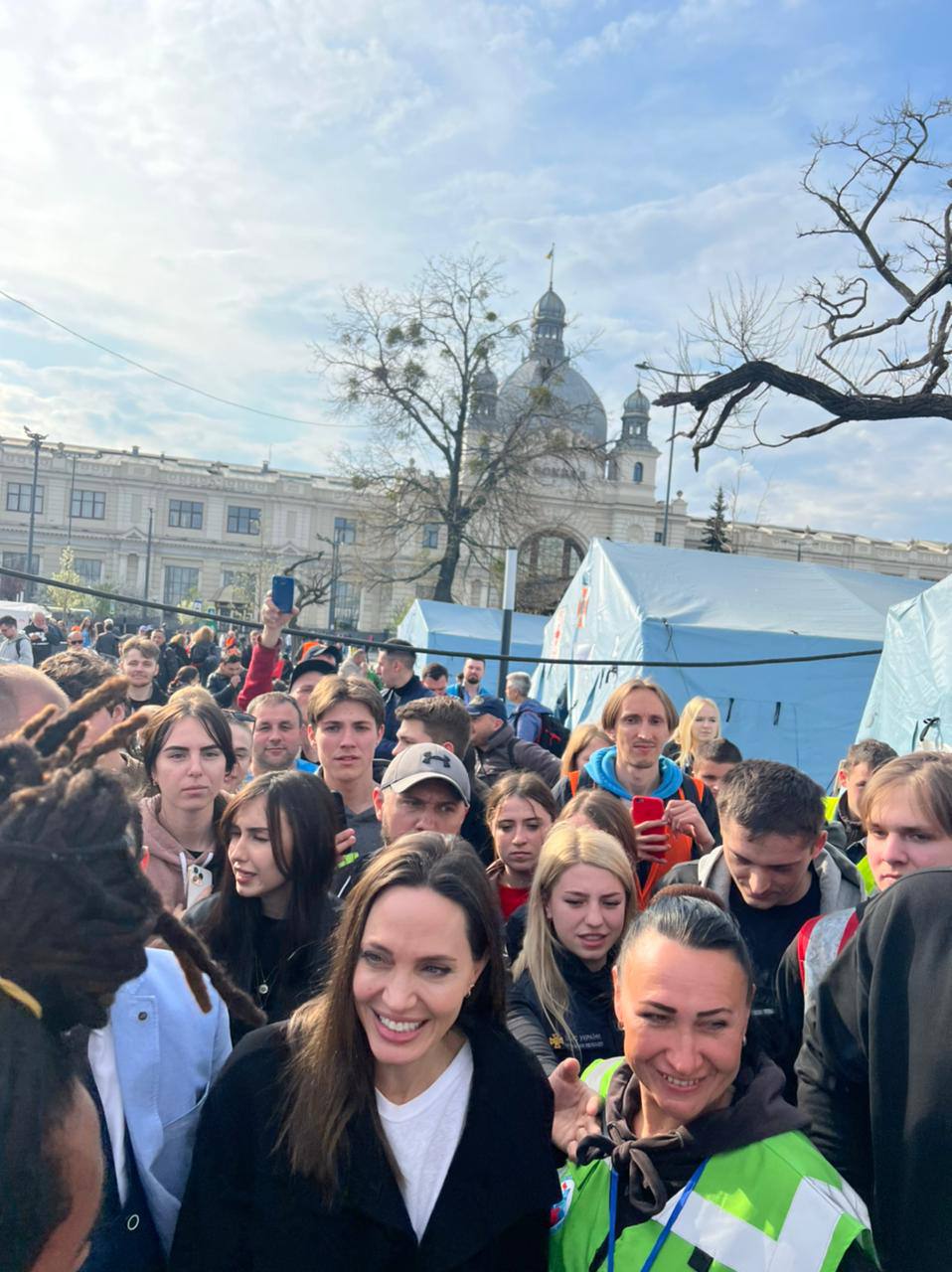 Angelina Jolie besucht Lviv und spricht mit Kriegsvertriebenen