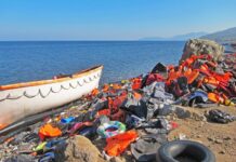 Dramatische Rettungsaktion: 612 Migranten vor Tunesien aus dem Mittelmeer gerettet, 18 Leichen geborgen Migranten-Boot