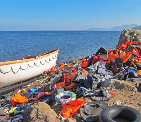 Dramatische Rettungsaktion: 612 Migranten vor Tunesien aus dem Mittelmeer gerettet, 18 Leichen geborgen Migranten-Boot