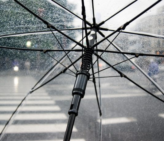 Sturm Diego: Wind über 100 km/h, Regen, Schnee – Frankreich am Freitag in Alarmbereitschaft Regenschirm