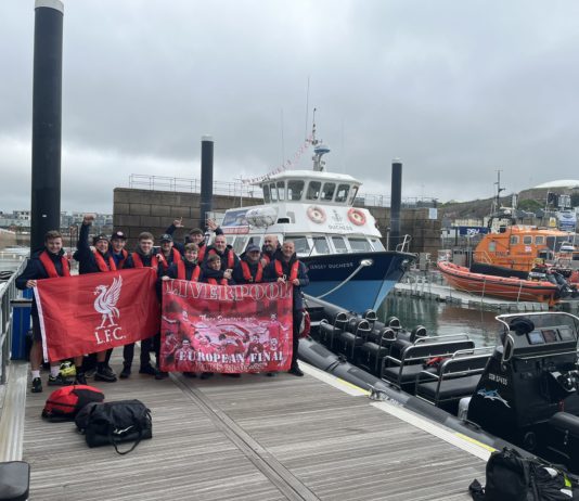 Liverpool-Fans reisen mit dem Schlauchboot nach Frankreich, nachdem ihre Flüge gestrichen wurden