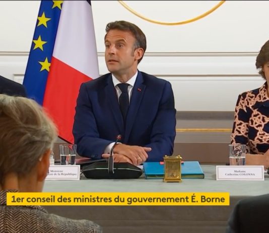 Für Emmanuel Macron muss die neue Regierung „eine Erneuerung in Inhalt und Form bringen“