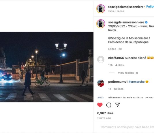 Ein Foto zeigt Emmanuel Macron nachts allein in den Straßen von Paris