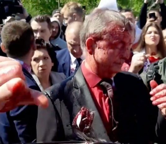 Ukraine-Krieg: Russlands Botschafter in Polen wird in Warschau mit Kunstblut übergossen