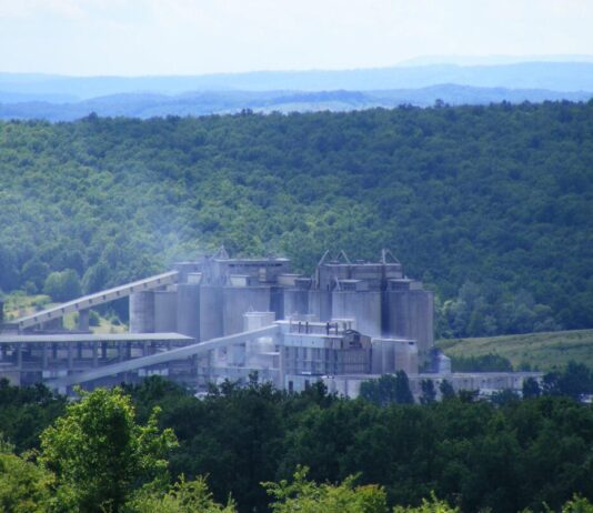 Syrien: Gericht bestätigt Anklage gegen Lafarge-Zement für „Beihilfe zu Verbrechen gegen die Menschlichkeit“ Lafarge-Zement