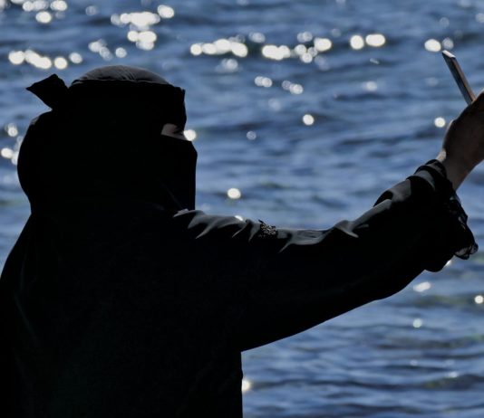 Aveyron: Ermittlungen nach rassistischen Beleidigungen gegen verschleierte Frauen