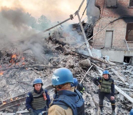 Ukraine-Krieg: 60 Vermisste nach Bombe auf Schule im Osten des Landes